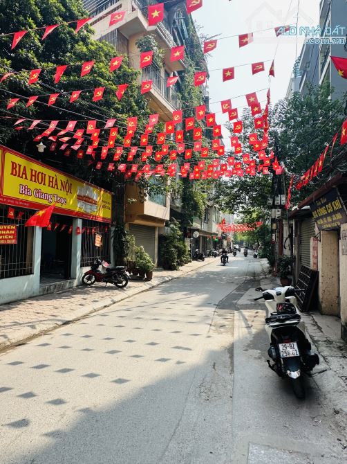 Siêu hiếm, mặt phố Đội Cấn - Ba Đình. Nhà mới, oto đỗ cửa, DT: 30m2 x mt 4.5m x 6 tầng tm - 7
