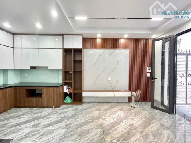 BÁN NHÀ XÂY MỚI PHỐ LAI XÁ DIỆN TÍCH 40M2 X 5 TẦNG Ô TÔ CÁCH 10M CÓ 6 PHÒNG NGỦ - 8