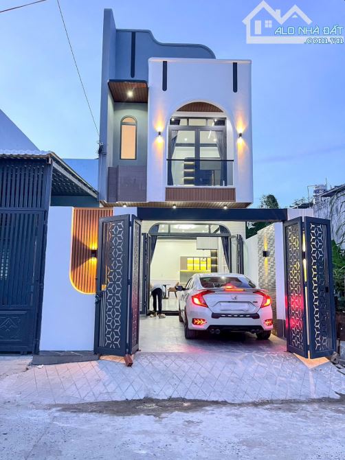 BÁN NHÀ TRỆT LẦU MỚI XÂY HIỆN ĐẠI CÓ SÂN ĐẬU ĐƯỢC Ô TÔ GẦN CHỢ BÀ BỘ