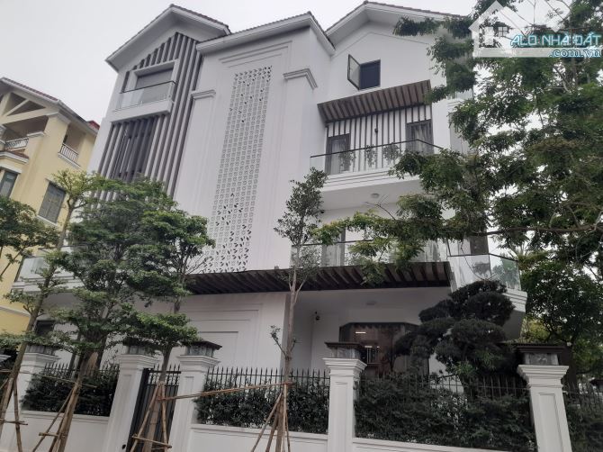 Bán Biệt thự phố Nguyễn Quốc Trị, DT 310m2 x 4 tầng nổi + hầm MT 16.5m, Giá 109 tỷ