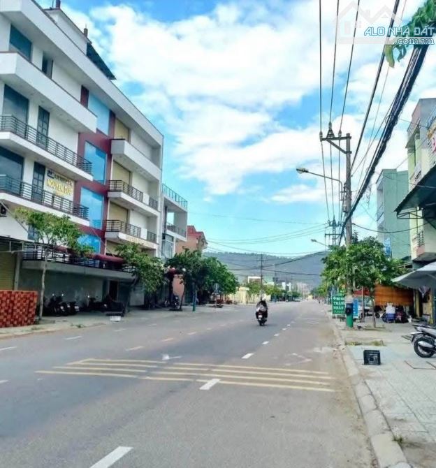 bán lô đất mặt tiền đường trần quốc hoàn DT 81m2 ngang 4,5m giá 3ty750