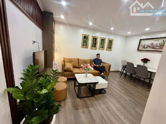 Bán tập thể tầng 2 phố Huỳnh Thúc Kháng-Pháo Đài Láng, căn 3 ngủ 90m2 sử dụng