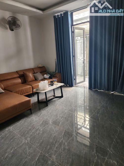CÁCH  3 CĂN NHÀ MẶT TIỀN XE HƠI  NGANG 4.6 X12 NHÀ ĐÚC BÊ TÔNG MỚI  TÂN HƯNG Q7
