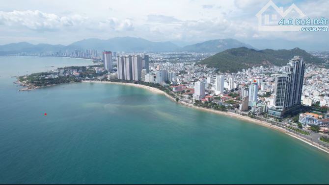 BÁN LÔ ĐẤT VIEW BIỂN ĐƯỜNG PHẠM VĂN ĐỒNG , CHIỀU NGANG 14m , GIÁ CHỈ 260 TRIỆU /m2
