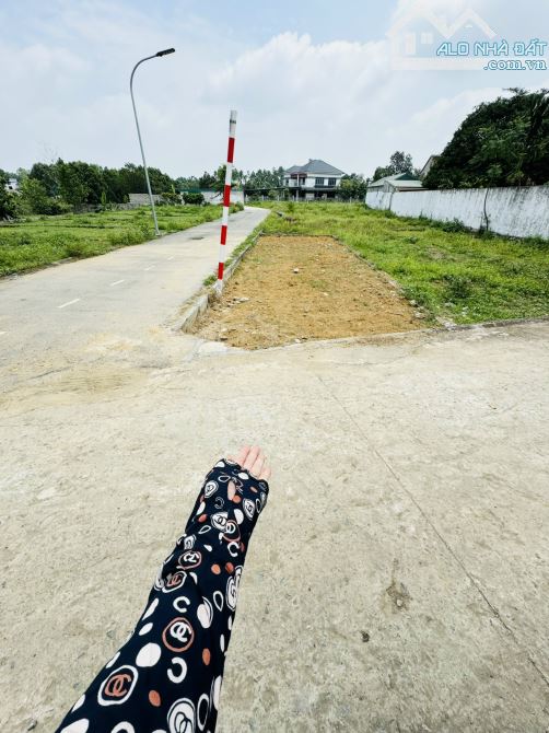 Tài Chính chưa đến 2,4 tỷ có ngay 1 lô góc đường thông cách đại học FPT khoảng 1,5 km