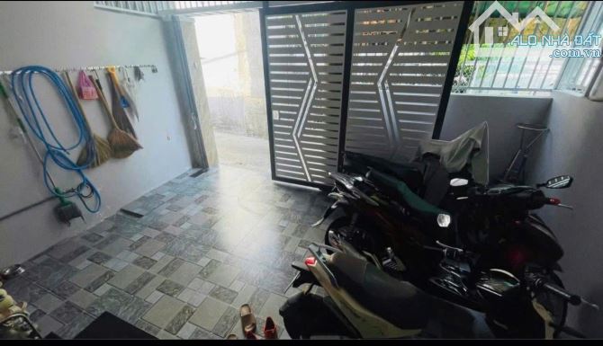 Bán Nhà 2 tầng mới hẻm Hương Lộ Ngọc Hiệp , Diện tích: 75m2 thực tế:85,3 m2
3 Phòng Ngủ