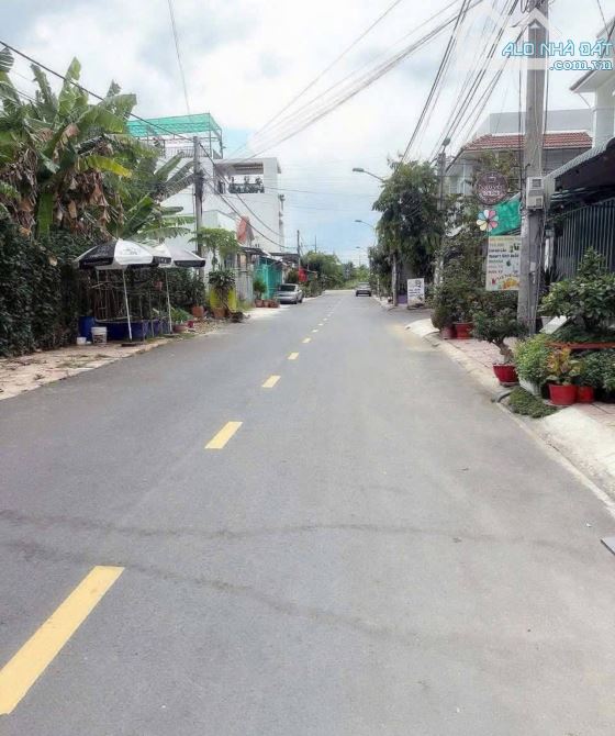 Nhà khu Hạnh Phúc dân cư đông đúc thích hợp định cư