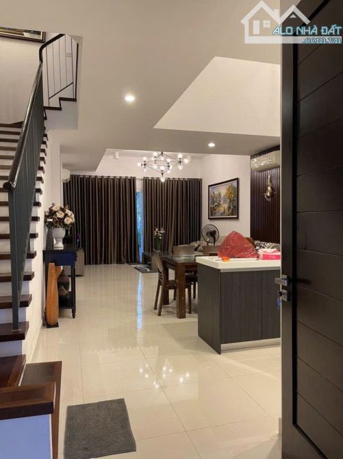 Cho thuê nhà Hoàng Hoa Thám – Ba Đình DT 118m x 4 tầng 1 hầm, thang máy, 40tr/th