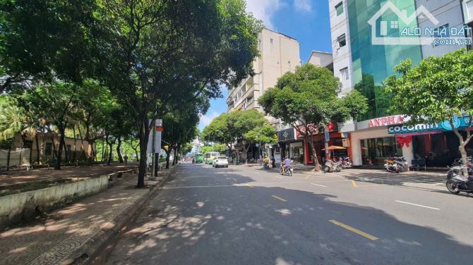HÀNG HIẾM ! Bán Gấp Nhà Mặt tiền Nguyễn Trãi, P.Bến Thành  | DT: 8X 21m | 5 Tầng.
