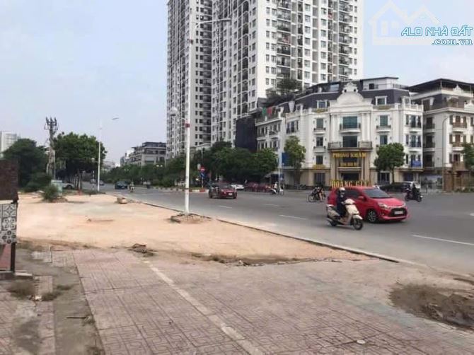 Cho thuê nhà nguyên căn phố Hồng Tiến-vỉa hè, kinh doanh tấp nập.
