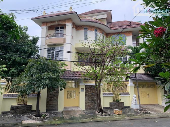Biệt thự căn góc! Giảm giá sâu, đường Bình Lợi, P13, DT 18x18m, 4 tầng, 35.5 tỷ (TL)