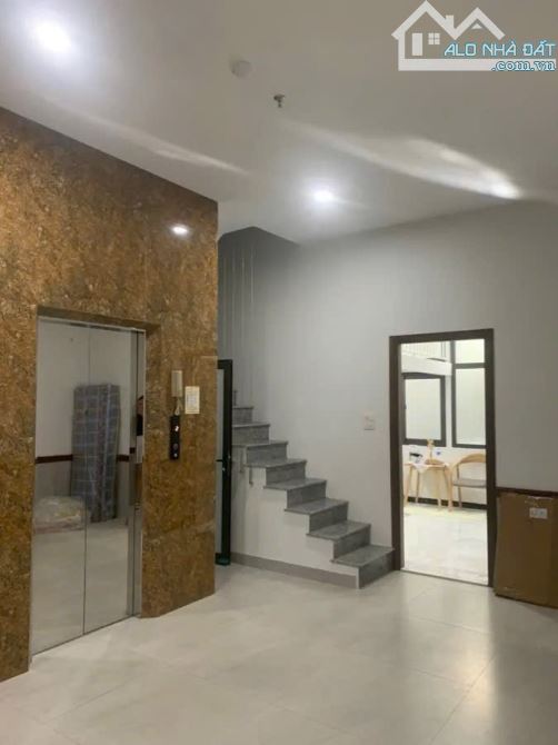TOÀ CCMN ĐỘI CẤN 104M 8 TẦNG TNANH MÁY MT 6M TỔNG 22 PHÒNG DOANH THU 2TY/năm CHÍNH CHỦ BÁN