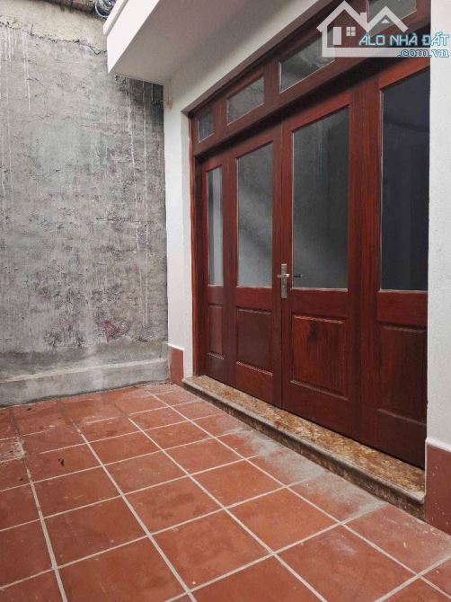 BÁN NHÀ RIÊNG 335 BÁT KHỐI,32M,5T,GIÁ 6,5TỶ,NHÀ MỚI,VỊ TRÍ ĐẸP,VÀI BƯỚC CHÂN RA Ô TÔ.