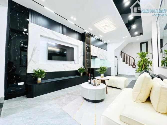 BÁN NHÀ THƯỢNG CÁT, 5 TẦNG XÂY MỚI FULL NỘI THẤT, 33m CHỈ HƠN 5 TỶ