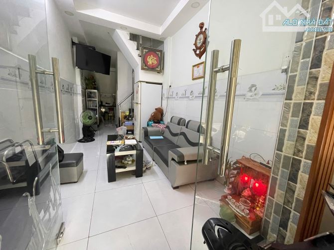 XE TẢI ĐẬU TRƯỚC CỬA HUỲNH TẤN PHÁT Q7 CHỈ 4,2 TỶ