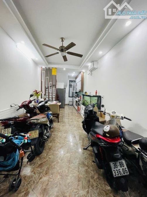 Bán nhà Khương Đình 34m2 , ngõ thông rộng ba gác tránh , nhiều tiện ích