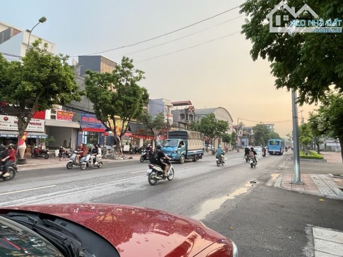 🔥 BÁN ĐẤT TẶNG NHÀ 2,5T – Ô TÔ ĐỖ CỬA- TRƯỚC CỔNG TRƯỜNG C3 YÊN VIÊN