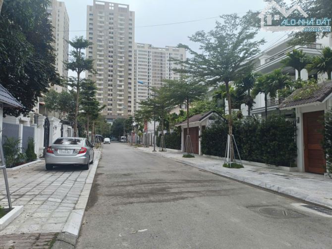 Biệt thự Tân Tây Đô 214.2m2 - 3 tầng - MT 12m, vị trí đẹp, giá 29,9 tỷ