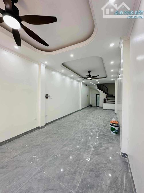 Bán nhà 5 tầng Thượng Thanh, xây mới, 60m2, có sân cổng để xe, gần ô tô, giá nhỉnh 6 tỷ