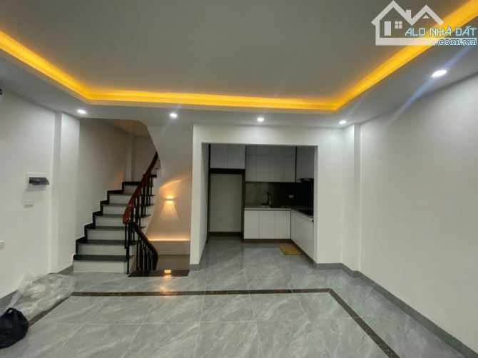 Cho thuê nhà ngõ 1160 Đường Láng dt 55m, 4 tầng, 4 PN, ô tô vào nhà