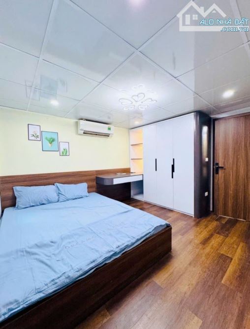 Tập thể tầng 3 phố Hồng Mai 70m 2 ngủ 2 vệ sinh, ô tô đỗ dưới sân