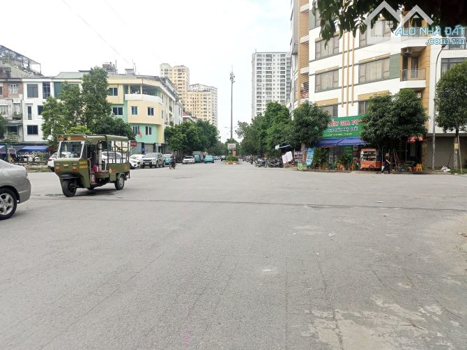 Bán ĐẤT trục chính La Khê- HIẾM BÁN- mặt đường đôi- áp góc, KD đỉnh.