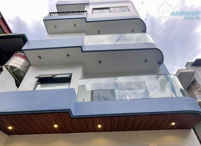 HIẾM - Bán nhà Lô Góc 50m2 x 5 tầng phố Gia Quất, Long Biên. Gần phố, Về Ở Trong Ngày