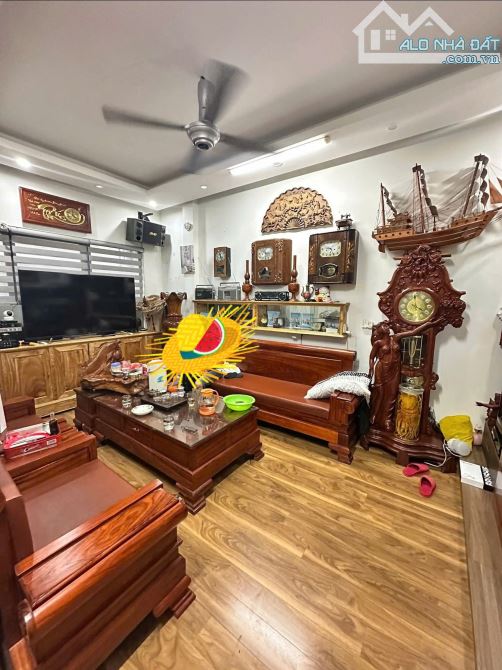 Bán nhà đường Láng - Đống Đa - Phân lô - Oto - Kinh doanh - Gần phố - Vị trí vàng - 18.5 t