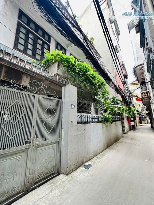 Bán nhà Hoàng Quốc Việt 35m2*5T, ngõ to rộng, nhà đẹp, gần phố, dân trí cao, 8.3 tỷ