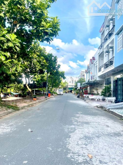 Bán 2 căn nhà liền kề đường số 11 khu tđc Đại Học Y Dược dt 8x16 sổ hồng lộ 13m hướng ĐB