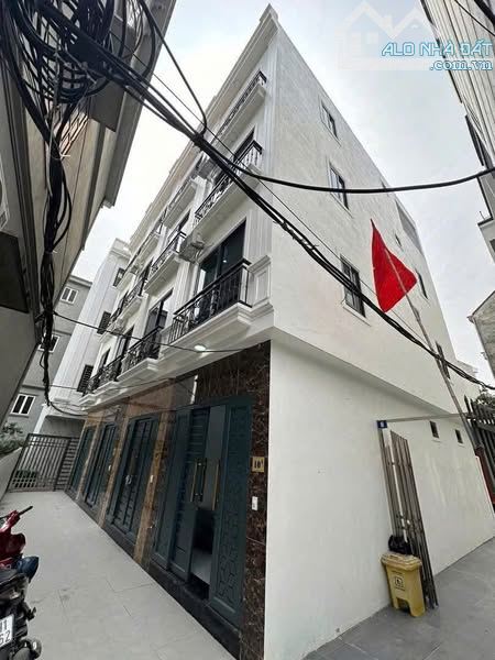 BÁN NHÀ ĐẸP .YÊN BỆ KIM CHUNG HOÀI ĐỨC Nhà 5 tầng 4 phòng ngủ 3 W Diệntích:32m2 giá 4.7 tỷ
