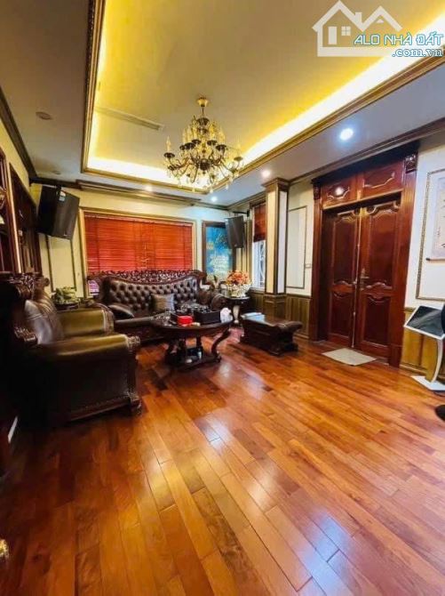 Bán nhà Xuân Đỉnh, 40m x 5 tầng, tặng nội thất, ô tô qua cửa, gần công viên, vượng khí.