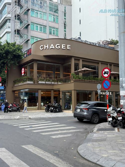 Bán khuôn đất khan hiếm góc 2 MT Quốc Hương, Thảo Điền - DT 12x15 - XD: 7 tầng - Giá 31 tỷ