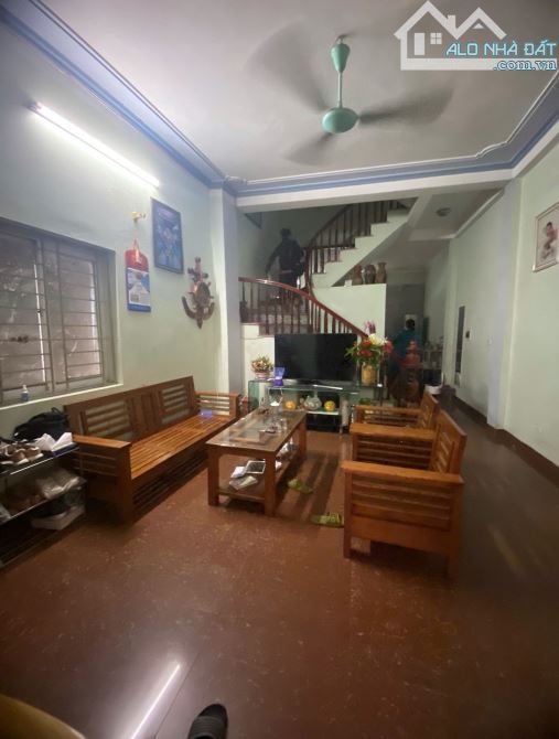 Bán nhà tựu phúc nhà dân xây khung cột chắc nịch, cách 1 nhà ra ô tô tránh.
