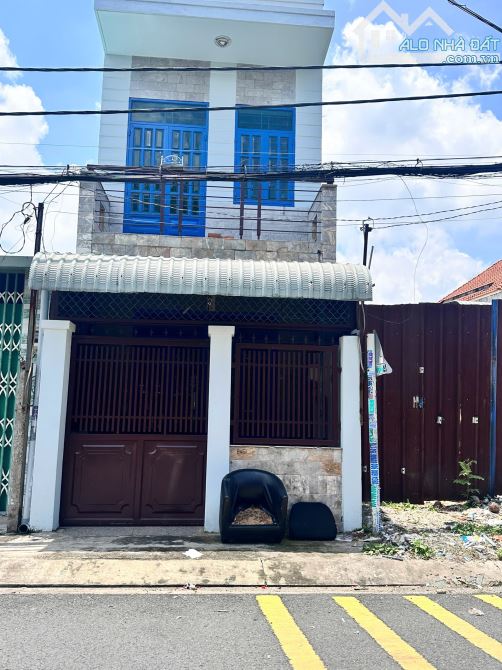 Ban nhà mặt tiền 3.5x15m 1 lầu giá 3.550 tỷ khu phố 8 xã hóc môn cách chợ hóc môn 100m