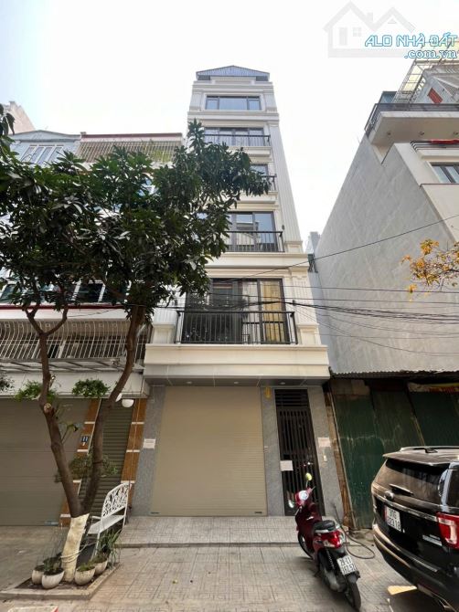 Cho thuê nhà khu dịch vụ Mỗ Lao đường 18 mét. DT 58m2, 7 tầng, thang máy, điều hòa tổng