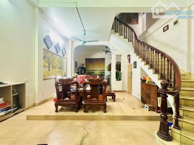 Bán nhà Quốc Tử Giám 48m2 nhà đẹp ngõ to ô tô tránh sổ đẹp ở luôn 9.8 tỷ