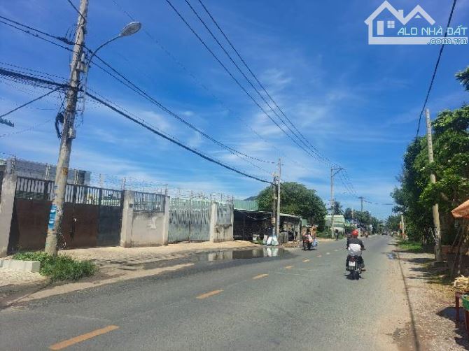 Bán đất mặt tiền 44x65m giá 38 tỷ Đường Bùi Công Trừng