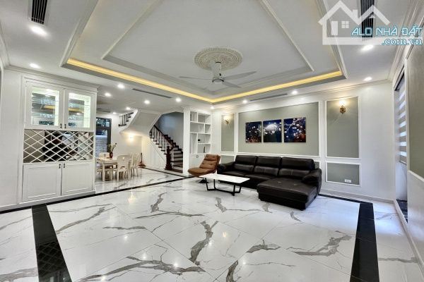 BÁN TÒA APARTMENT CAO CẤP MẶT PHỐ QUẢNG KHÁNH 200m2 vị trí đẹp 180 tỷ