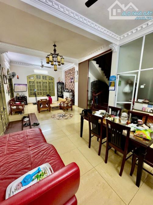 BIỆT THỰ SÂN VƯỜN XUÂN THỦY 220m MT 14m 4 TẦNG GẦN PHỐ KIẾN TRÚC PHÁP GIÁ 60 TỶ