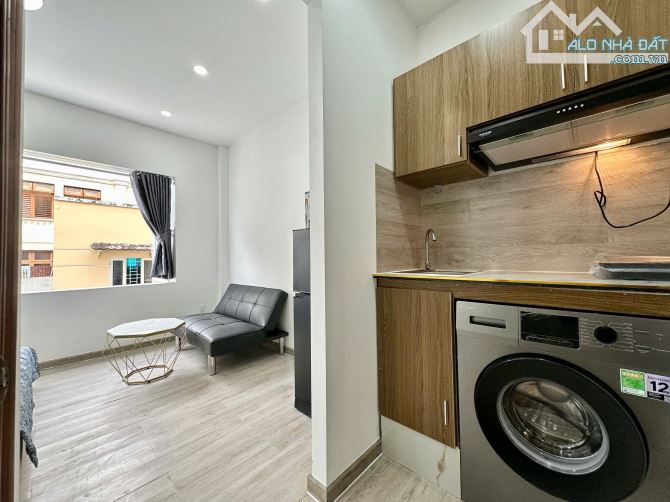Căn hộ 1 PN + 1 phòng khách ngay quận 1, cửa sổ đón nắng, gần đại học UEH, Đại học Hoa Sen