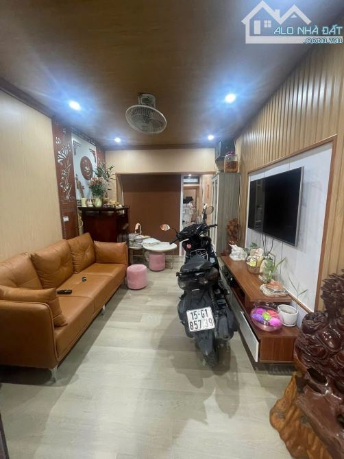 Hàng hiếm nhà 50m2 full nội thất mới, ô tô đỗ cửa, 100m ra hồ Thạch Bàn giá hơn 2 tỷ