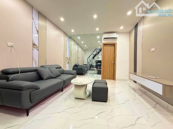 TẬP THỂ NGHĨA TÂN CẦU GIÂY DT 81M 2 NGỦ 2 WC GIÁ 3 TỶ 950