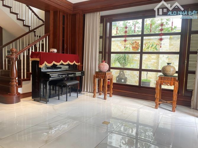 Cần bán biệt thự khu ĐTM Trung Yên, DT: 320m2 x 4 tầng, MT 16m, 5 Ô tô tránh, Giá 95 tỷ