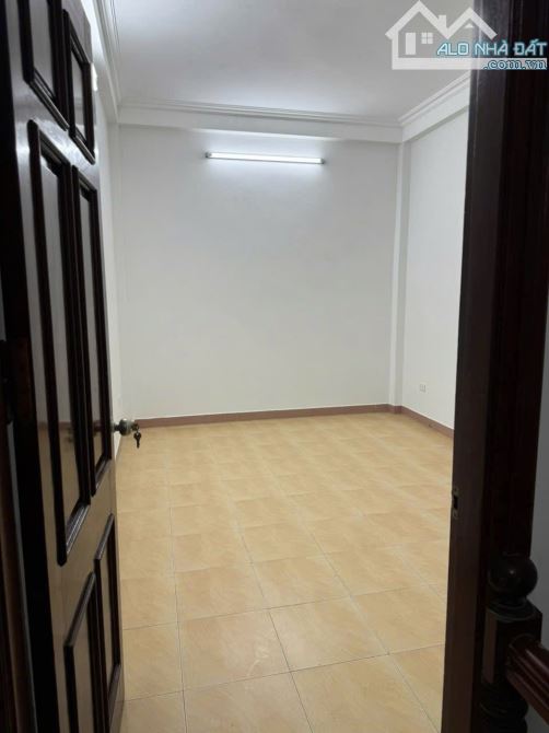 Cho thuê nhà ngõ 213 đường Trung Kính. Dt 65m2 x 6 tầng mặt tiền 5m 30 triệu/tháng - 10