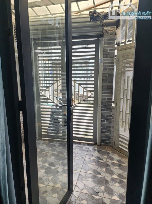 CÁCH  3 CĂN NHÀ MẶT TIỀN XE HƠI  NGANG 4.6 X12 NHÀ ĐÚC BÊ TÔNG MỚI  TÂN HƯNG Q7 - 11