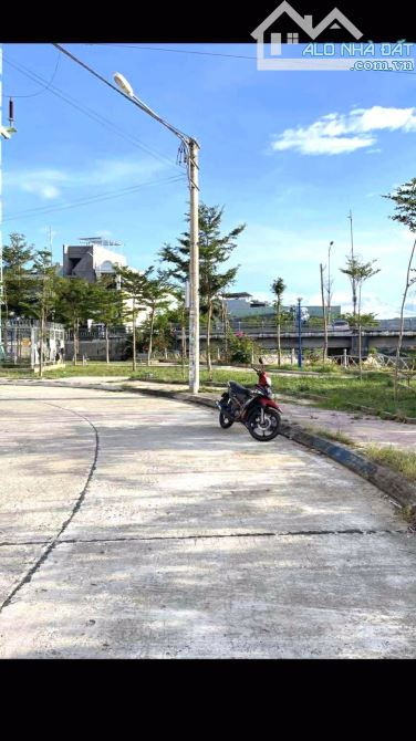 Bán lô đất mặt tiền đg Nguyễn Quãng lộ giới 12m DT 42m2 ngang 4,5m giá 2ty800 - 1