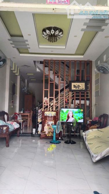Bán nhà SHR 2 tầng 4 x15 Đông Thạnh Hóc Môn giáp chợ hơn 3 tỷ - 1