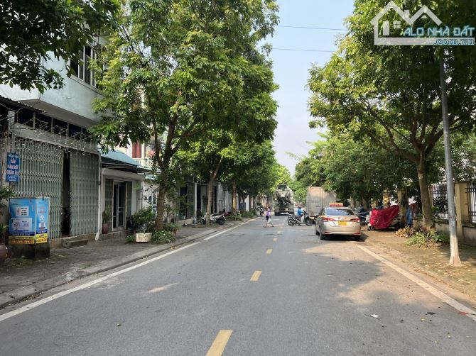 Chị gái cần bán gấp mảnh đất thổ cư mặt đường ô tô tránh có vỉa hè trên ngõ 195 Phúc Lợi - 1