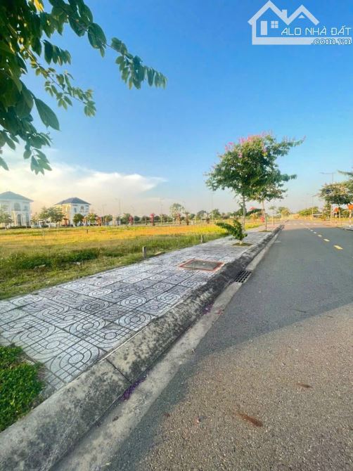 950tr/lô 100m2, đất LONG THÀNH, ngay SÂN BAY, sổ sẵn, mặt tiền 42m, BANK 70%. - 1